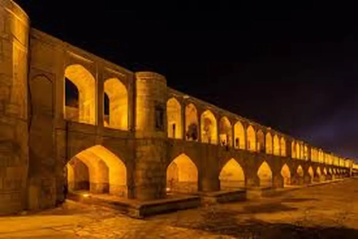 دیوار نویس سی و سه پل شناسایی شد