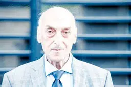 از شمار دو چشم یک تن کم وز شمار خرد هزاران بیش

