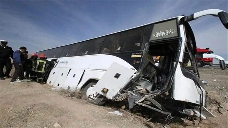 واژگونی اتوبوس حامل زائرین در مسیر ایلام-مهران با 16 مصدوم