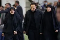 زینب سلیمانی بر تابوت «ابراهیم رئیسی» و همراهانش/ تصاویر