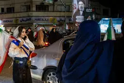 تذکر پلاکاردی به زنان بدون حجاب که در تجمعات شبانه شرکت می‌کنند + عکس