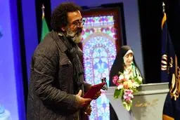 مجری ممنوع‌التصویر برنده جشنواره فجر شد
