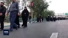 لحظات اولیه باز شدن درب‌های مصلای تهران برای وداع مردم با پیکر رهبر شهید