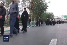 لحظات اولیه باز شدن درب‌های مصلای تهران برای وداع مردم با پیکر رهبر شهید