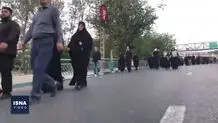 لحظات اولیه باز شدن درب‌های مصلای تهران برای وداع مردم با پیکر رهبر شهید