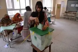 انتخابات پاکستان تحت تدابیر شدید امنیتی آغاز شد

