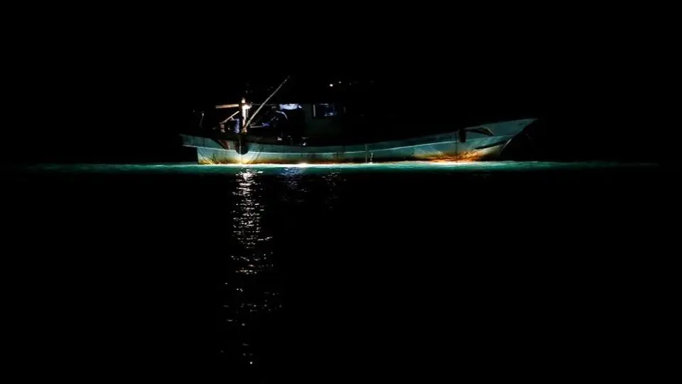 یک شناور بی‌هویت در آب‌های جاسک توقیف شد