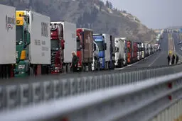 معطلی ۱۷ روزه کامیون‌ها در مرز ایران و آذربایجان / عضو اتاق بازرگانی: موضوعات سیاسی بر تجارت ایران سایه انداخته