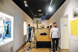 خیره به سطل زباله‌ شهری