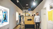 خیره به سطل زباله‌ شهری