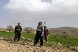 تصاویری از عشایر و روستائیان شهرستان لردگان در جستجوی خلبان آمریکایی + عکس