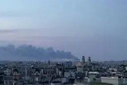 آتش‌سوزی گسترده در نزدیک فرودگاه پاریس / ۲ باند فرودگاه بسته شد