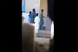 تنبیه دردناک دانش آموزان بلوچ توسط مدیر مدرسه!/ ویدئو

