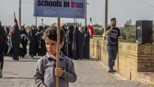 عکسی که  ایسنا از دو زن و یک کودک در زنجیره انسانی روی پل ساسانی دزفول منتشر کرد