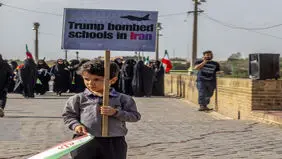 عکسی که  ایسنا از دو زن و یک کودک در زنجیره انسانی روی پل ساسانی دزفول منتشر کرد