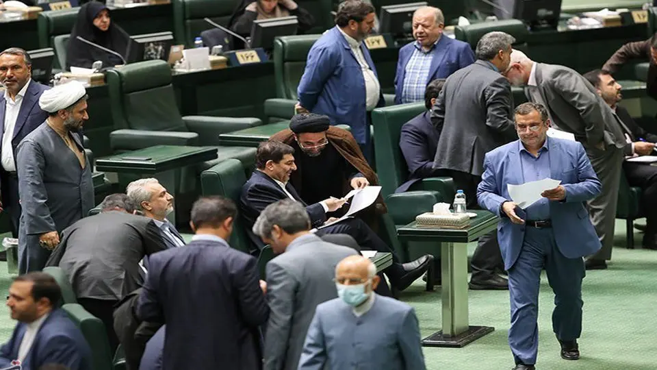  نظری: امروز مجلس بین دفن خود و استیضاح وزیر یکی را انتخاب کند