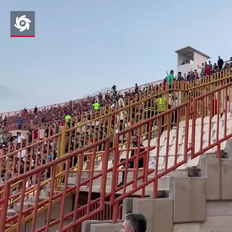 تشویق علی دایی از سوی پرسپولیسی ها