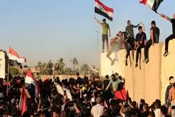 متظاهرو التیار الصدری یقتحمون القصر الجمهوری فی بغداد
