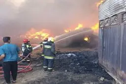 حریق کارخانه موکت در جاده حبیب‌آباد تحت کنترل است 