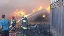 حریق کارخانه موکت در جاده حبیب‌آباد تحت کنترل است 