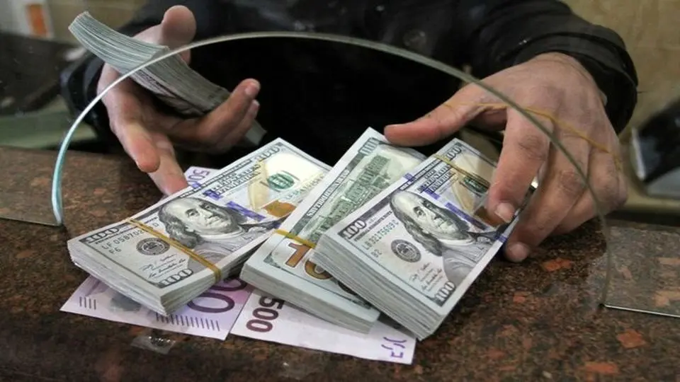 جدایی رسمی‌ها از غیررسمی‌ها/بانک مرکزی در حال تزریق دلار به صرافی‌های آزاد