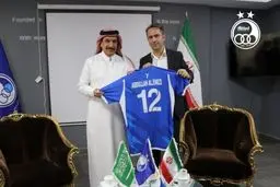 مدیر عام نادی الاستقلال یهدی السفیر السعودی قمیص المنتخب رقم 12