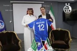 مدیر عام نادی الاستقلال یهدی السفیر السعودی قمیص المنتخب رقم 12
