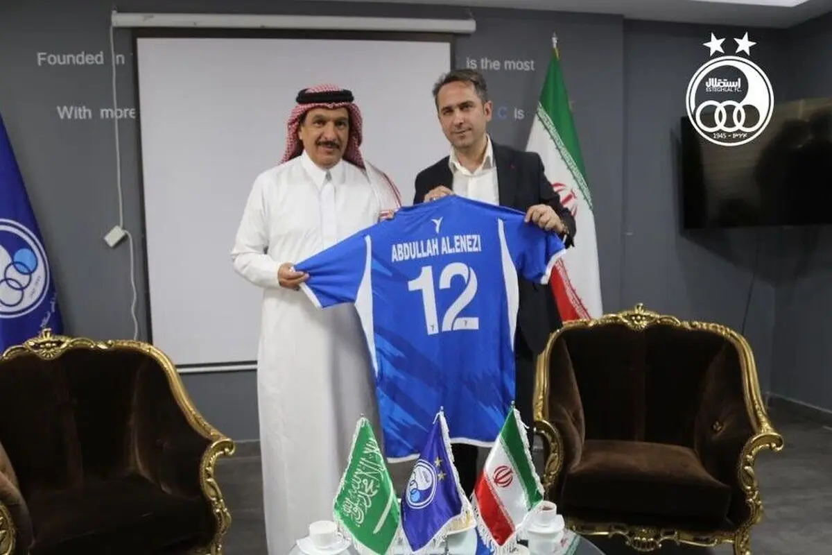 مدیر عام نادی الاستقلال یهدی السفیر السعودی قمیص المنتخب رقم 12