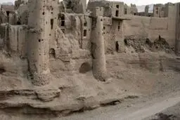 کارگاه تولید پنیر در قلعه ساسانی ساخته می‌شود / خبری از میراث فرهنگی نیست  