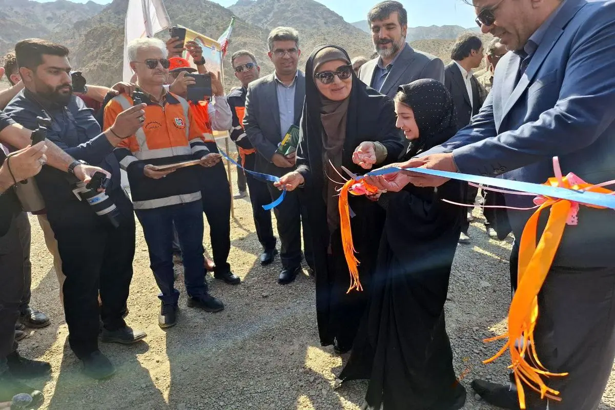 افتتاح یک جاده کرمان به دست دخترک دهبکری