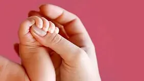 تصویر جالب از نوزادی که در صحرای عرفات متولد شد