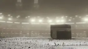 صاعقه شدید به برج مکه برخورد کرد / طوفان در کعبه 