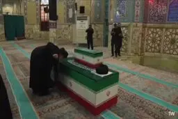 بوسه برادر رهبر شهید بر تابوت ایشان + ویدئو