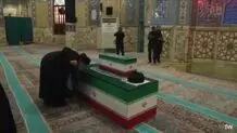 بوسه برادر رهبر شهید بر تابوت ایشان + ویدئو