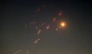 پدافند هوایی ارتش جنگنده اف ۱۵ را هدف قرار داد + ویدیو