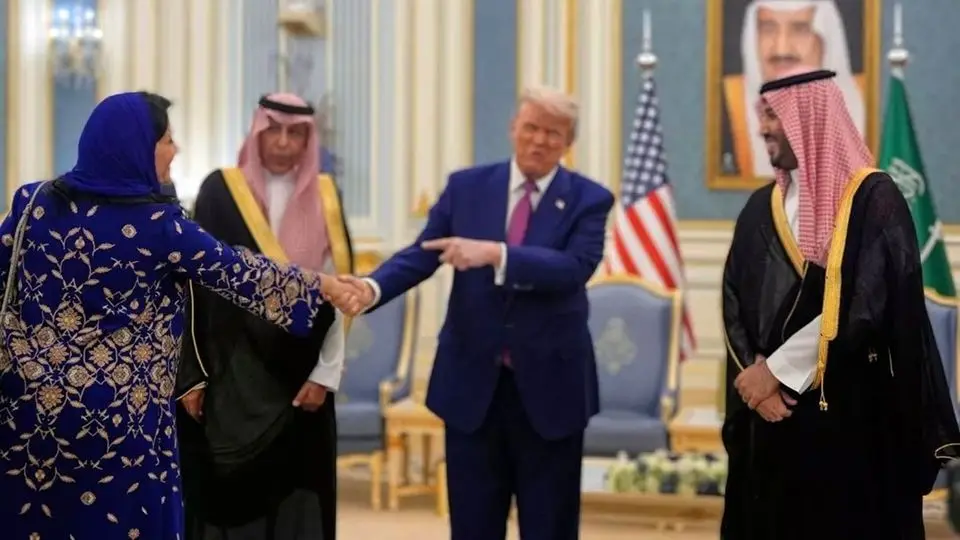 دستدادن دیپلماتهای زن عربستان با ترامپ از دوربین رسانه ها +عکس