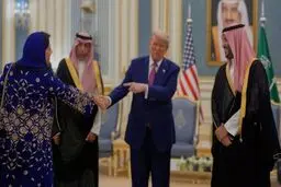 دست‌دادن دیپلمات‌های زن عربستان با ترامپ از دوربین رسانه ها +عکس