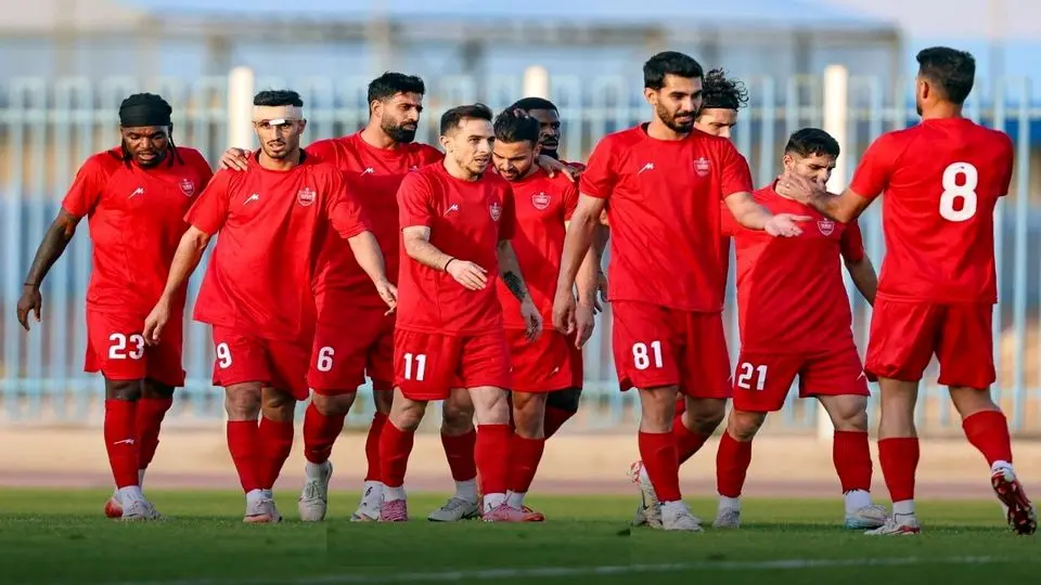 تماشاگران پرسپولیس مقابل فجرسپاسی از قبرستان عبور کردند