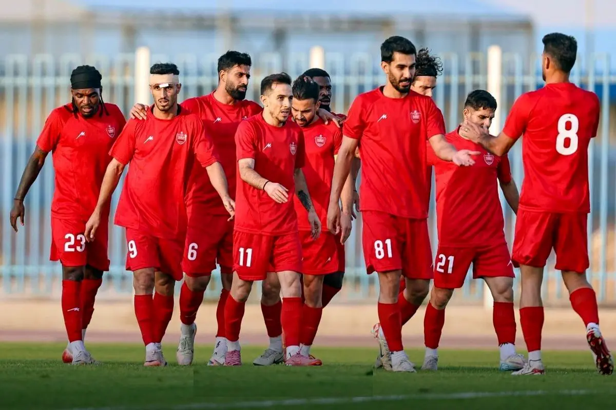 تماشاگران  پرسپولیس مقابل فجرسپاسی  از  قبرستان عبور کردند 