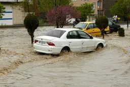بیرون کشیدن خودرو‌ غرق‌شده در سد کرج در پی سیل اخیر جاده چالوس /ویدئو

