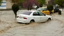 بیرون کشیدن خودرو‌ غرق‌شده در سد کرج در پی سیل اخیر جاده چالوس /ویدئو

