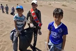 دانش‌آموزان کویر نیشابور را پاکسازی کردند+عکس