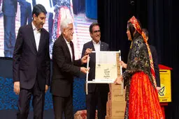 تقدیر عارف از یک زن با لباس روستایی در مراسم روز جهانی پست + عکس