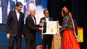 تقدیر عارف از یک زن با لباس روستایی در مراسم روز جهانی پست + عکس