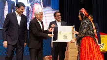 تقدیر عارف از یک زن با لباس روستایی در مراسم روز جهانی پست + عکس