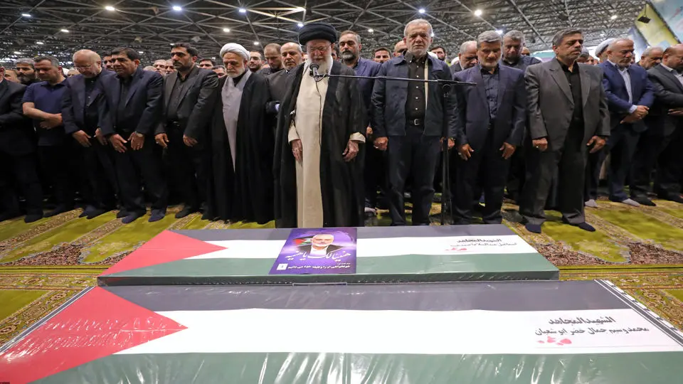 نماز و وداع رهبر با پیکر اسماعیل هنیه؛ رهبر انقلاب به پسران «اسماعیل هنیه» به زبان عربی چه گفت؟/ ویدئو و تصاویر