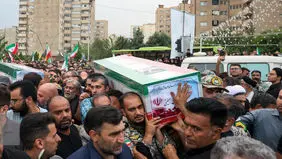 بی‌قراری خانواده ۲ شهید نیروی پدافند هوایی ارتش در مراسم تشییع + عکس