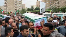 بی‌قراری خانواده ۲ شهید نیروی پدافند هوایی ارتش در مراسم تشییع + عکس