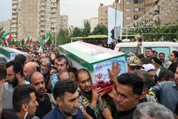 بی‌قراری خانواده ۲ شهید نیروی پدافند هوایی ارتش در مراسم تشییع + عکس