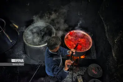 رنگرزی سنتی در بازار زنجان. هشتم مرداد به عنوان روز زنجان نام‌گذاری شده است